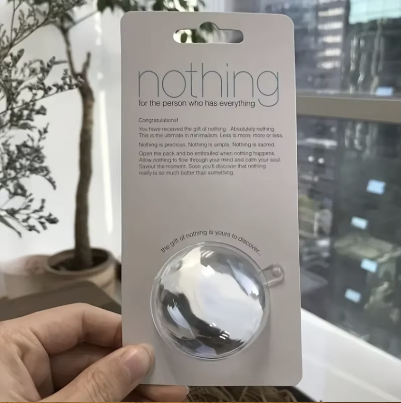 Produit N.O.T.H.I.N.G. tenu en main